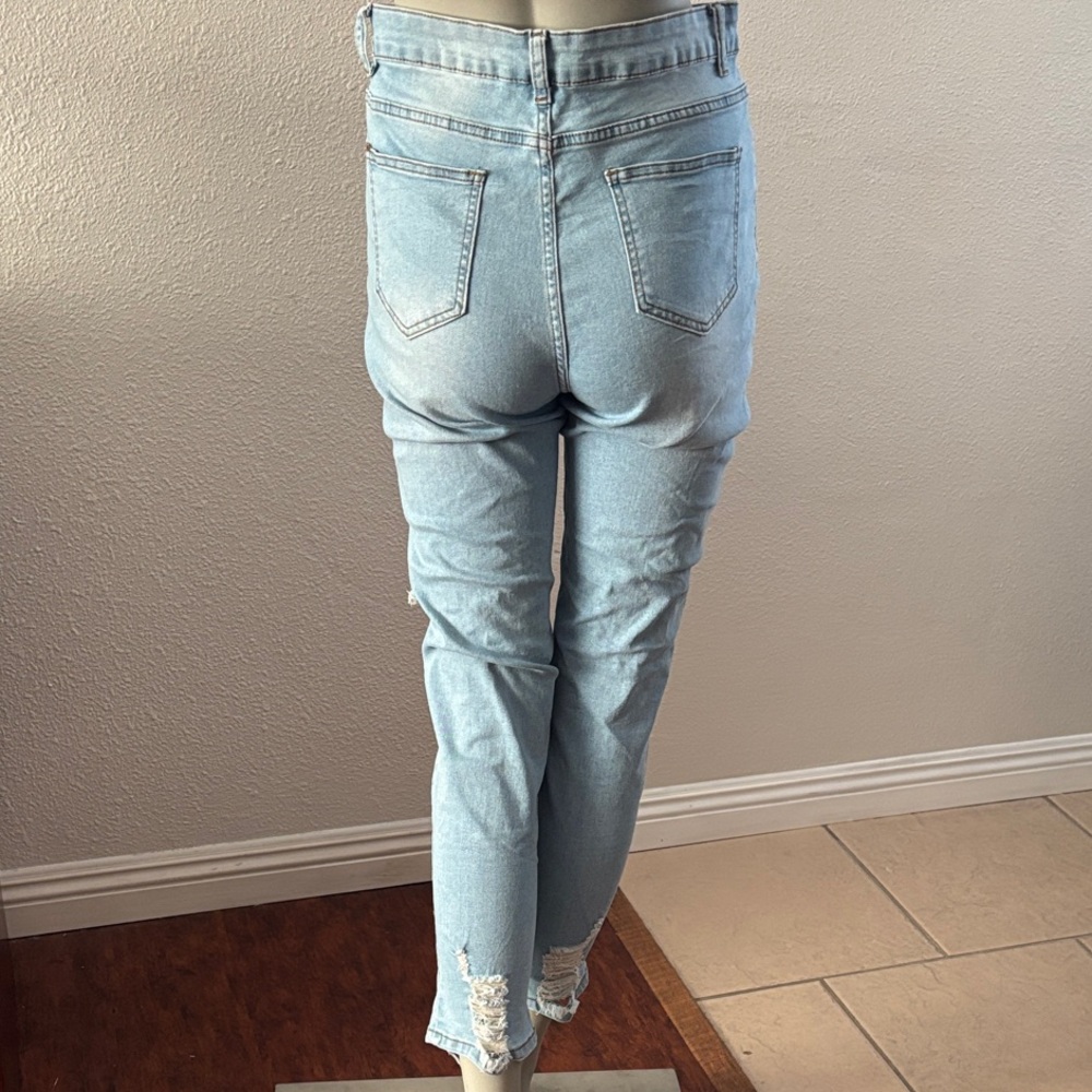 SHEIN Light Blue Cropped Jeans
